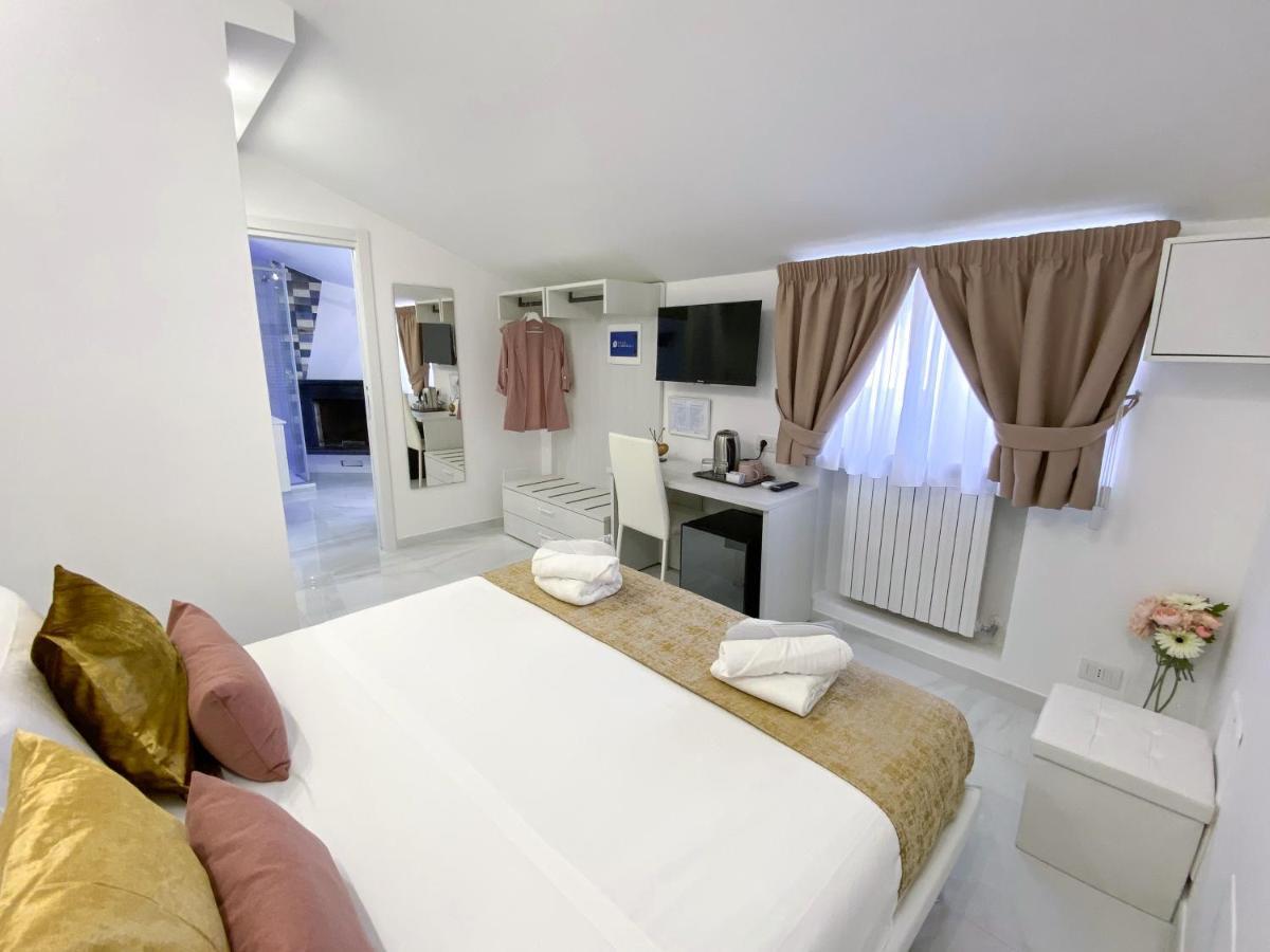 Villa Gabriella - Rooms & Breakfast سانتّانييلّو المظهر الخارجي الصورة